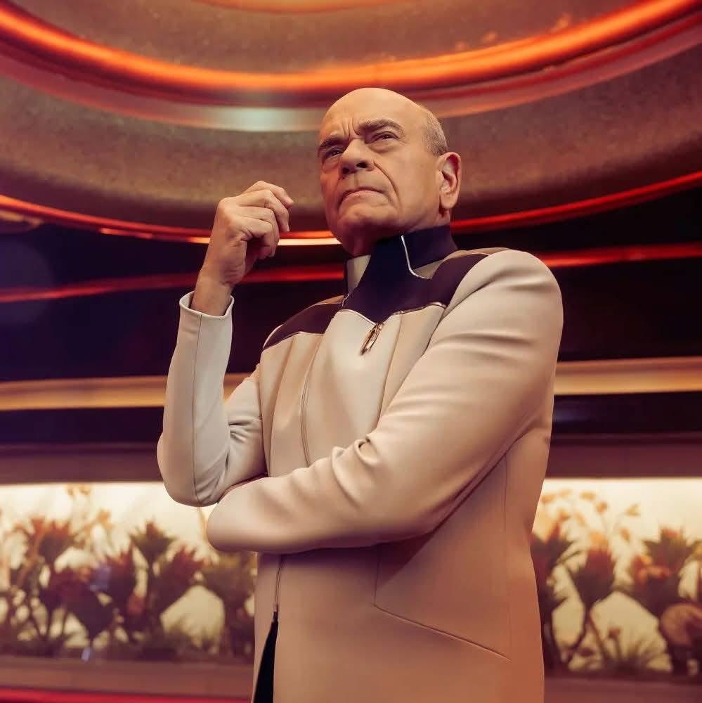 SpaceshipAddict's tweet image. The more things change, the more the pose the same.🤪🥰 #startrekacademy #startrekvoyager #robertpicardo #emh
