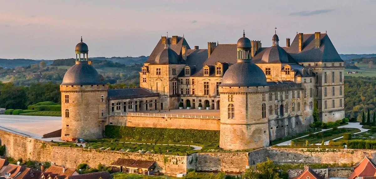 BarbaraBrendt's tweet image. Château de Hautefort in Dordogne, Southwest of France.
Built in the 17th century, saved from the destructive madness of the Revolution by the villagers who made weapons to defend it, completely restored after a serious fire in 1968, it is a Phoenix of Black Périgord.