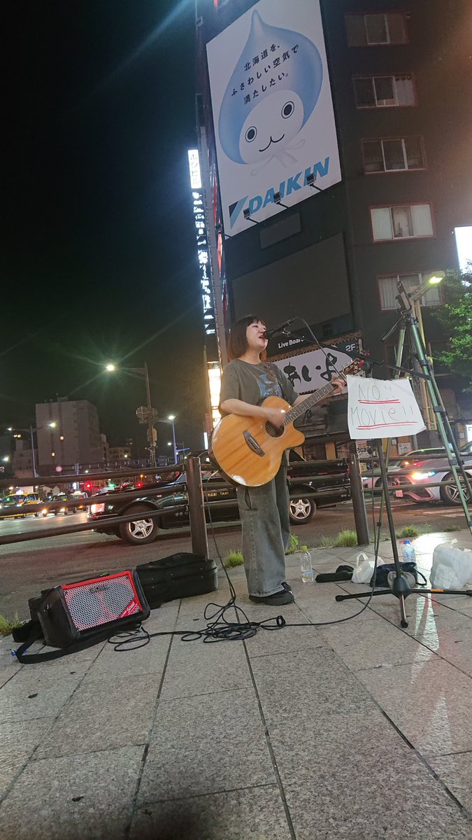りんりん0103 (@rinrinpilot) on Twitter photo 札幌ストリート
八島未樹さん
箱ライブが終わってからの
路上ライブ😀
天気がやや心配でしたが
決行🙌
夏の夜に聞く「線香花火🎇」
は 良い!
ありがとうございました😀
<a href="/info84960306/">八島未樹 【ライブ情報】</a>
<a href="/iyashima08/">八島未樹 Miki Yashima 7/25(金)札幌 フライアーパーク</a> 札幌ストリート
八島未樹さん
箱ライブが終わってからの
路上ライブ😀
天気がやや心配でしたが
決行🙌
夏の夜に聞く「線香花火🎇」
は 良い!
ありがとうございました😀
<a href="/info84960306/">八島未樹 【ライブ情報】</a>
<a href="/iyashima08/">八島未樹 Miki Yashima 7/25(金)札幌 フライアーパーク</a>