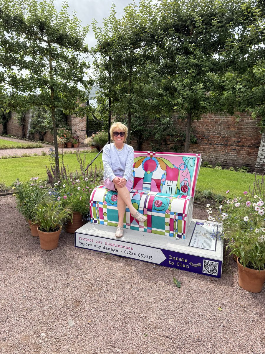 FionaBLees's tweet image. On the @ClanNow @BookBenchTrail today - here’s me “Sitting with Macintosh” 🩵🩷
79 beautiful benches across the north east, raising vital funds for #ClanCancerSupport Listening Service which enables anyone impacted by cancer to open up and tell their story 🩵🩷