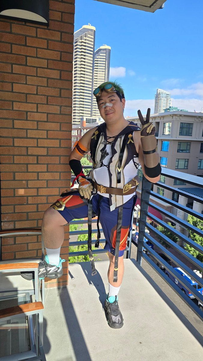 TransformARTive's tweet image. Bennett #GenshinImpact cosplay for #SDCC2025 #ComicCon I still have green hair though.