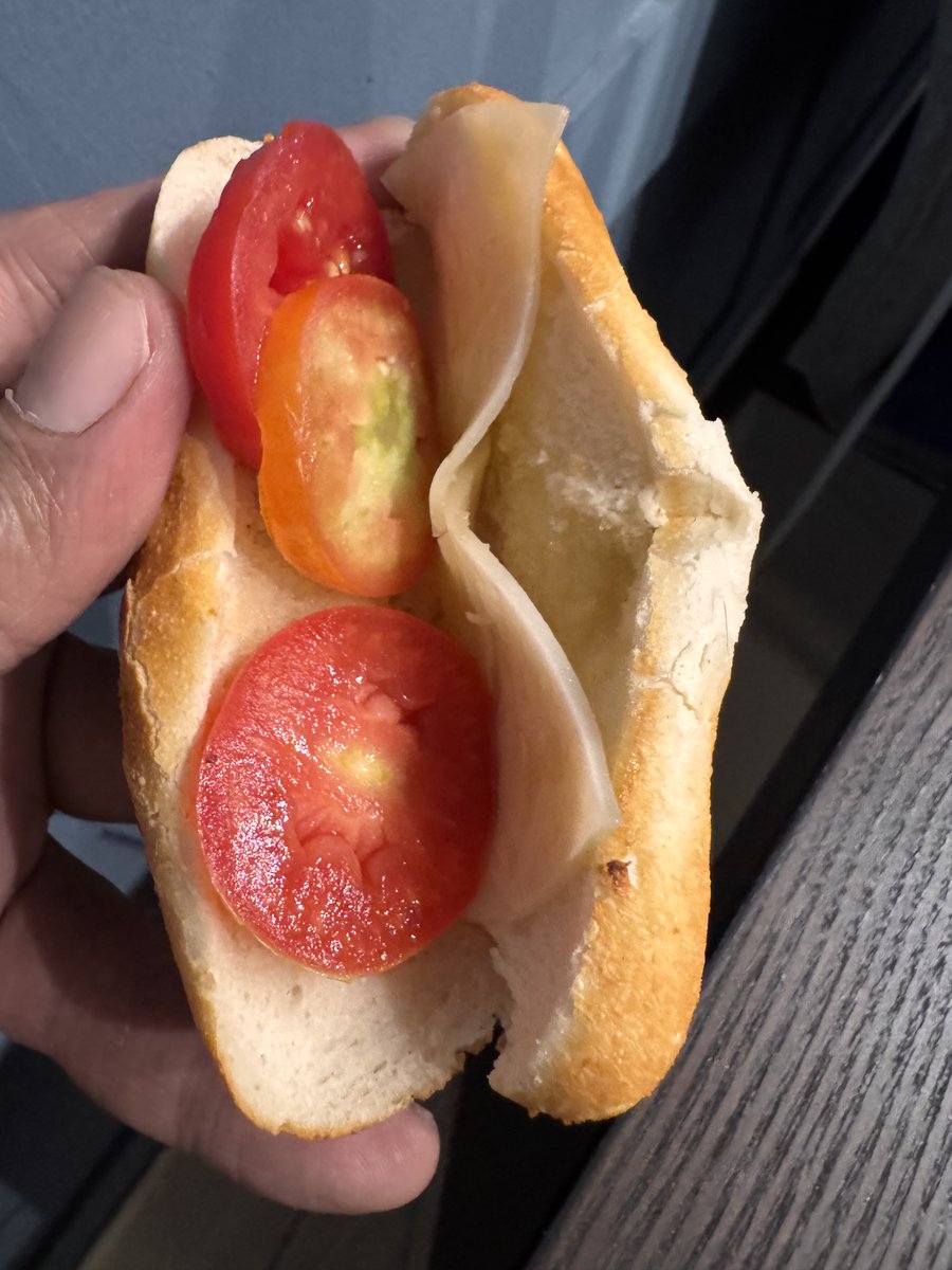 Increíble <a href="/100montaditos/">100 Montaditos</a> en Santo Domingo. En lugar de "Montadito con manchego, tomate y alioli", deberían promocionarlo como "Montadito de tomate con olor a manchego" <a href="/ProConsumidorRD/">ProConsumidor</a>