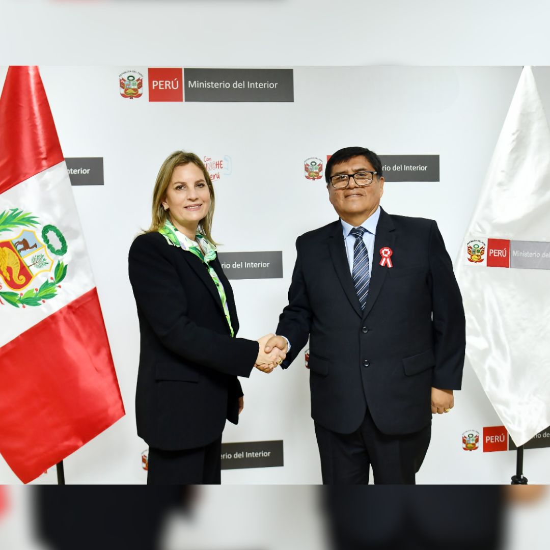 MininterPeru's tweet image. 🇵🇪 ¡Unidos por una PNP más eficiente!
El ministro Malaver se reunió con la congresista @MaricarmenAlvaP para abordar temas clave:
✅ Descentralizar unidades de flagrancia
✅ Construcción de la Comisaría de #Carabayllo
✅ Dosaje etílico y toxicológico disponible 24/7 en Aramburú