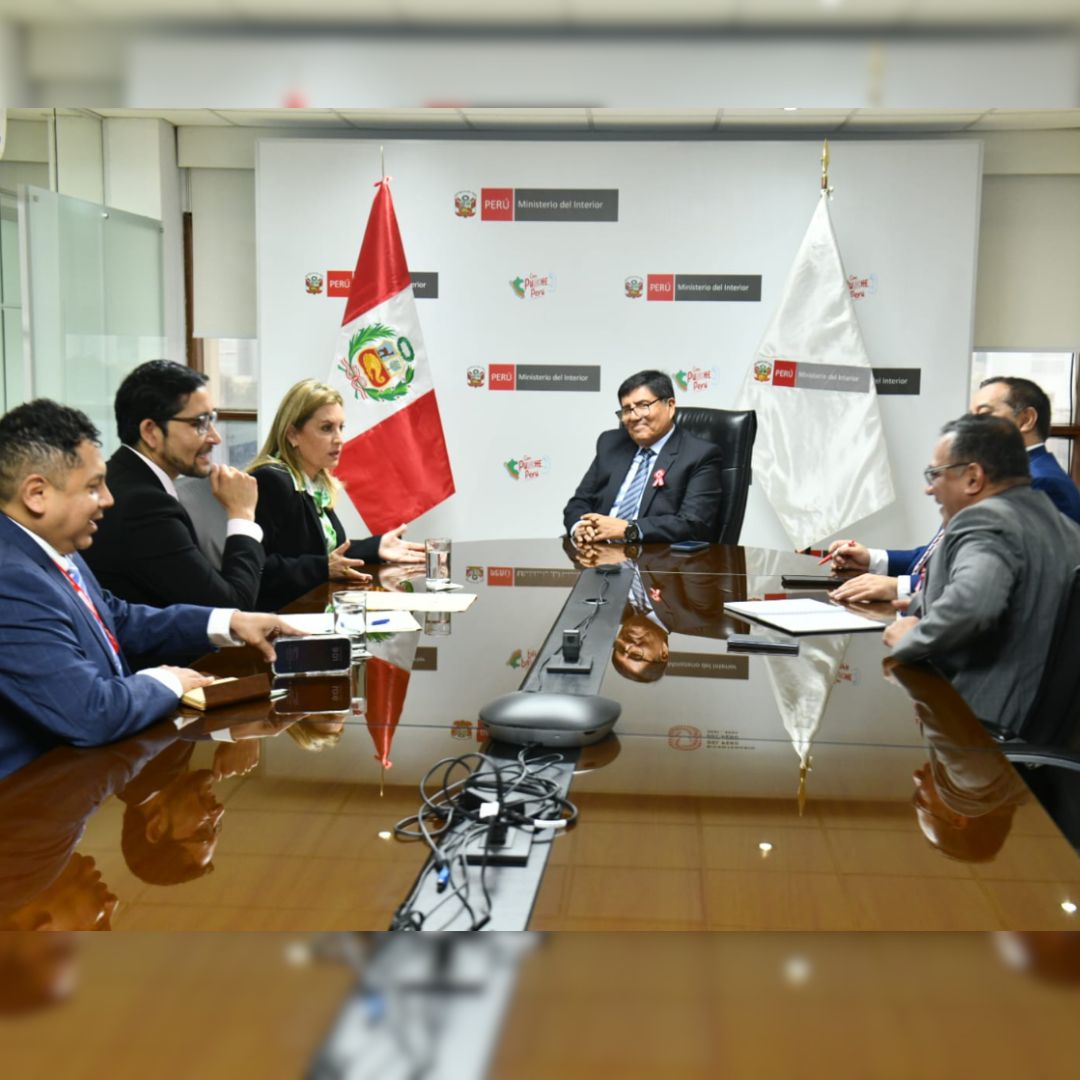 MininterPeru's tweet image. 🇵🇪 ¡Unidos por una PNP más eficiente!
El ministro Malaver se reunió con la congresista @MaricarmenAlvaP para abordar temas clave:
✅ Descentralizar unidades de flagrancia
✅ Construcción de la Comisaría de #Carabayllo
✅ Dosaje etílico y toxicológico disponible 24/7 en Aramburú
