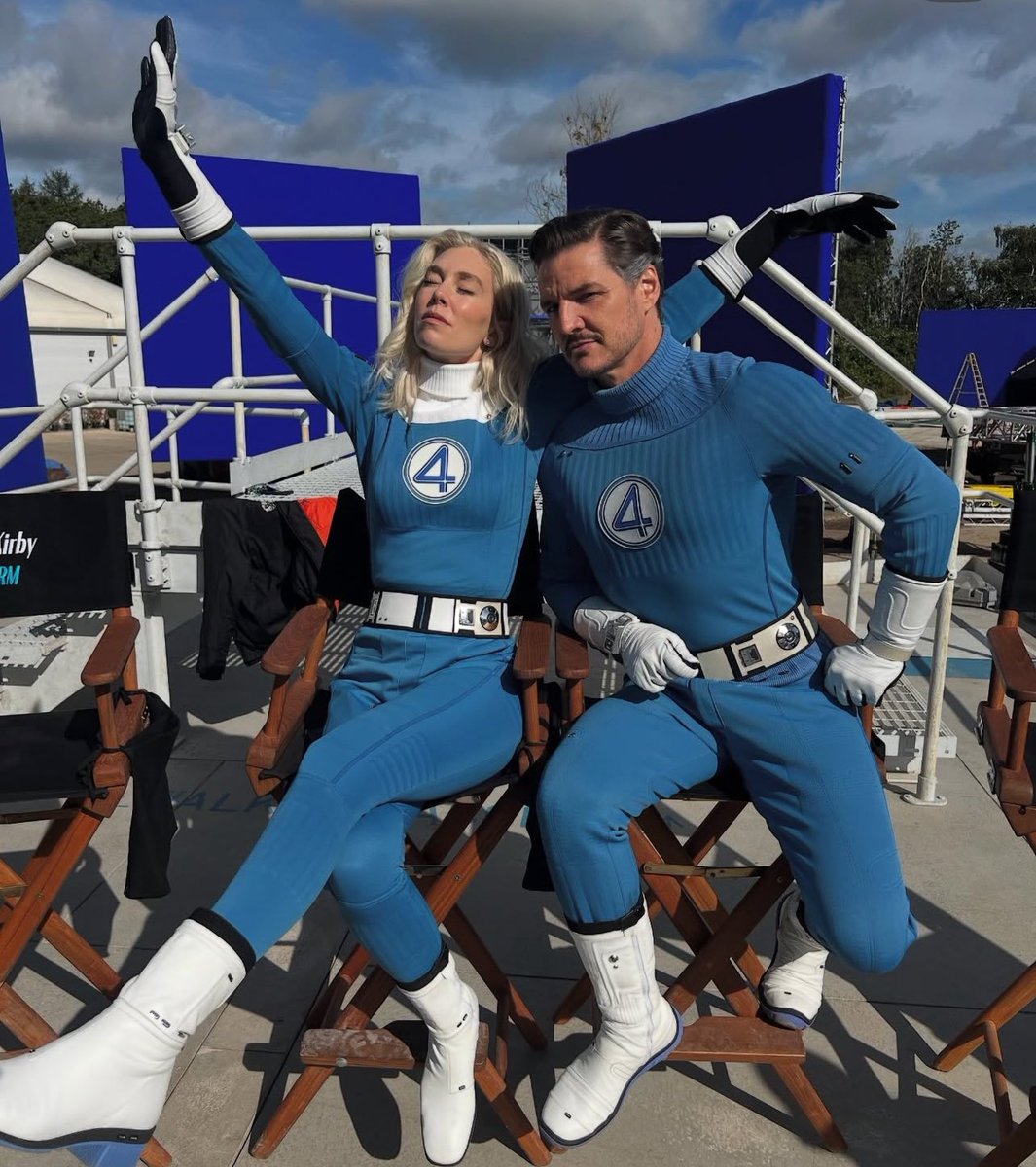 euolucasgeek's tweet image. Pedro Pascal, Vanessa Kirby, Joseph Quinn e Ebon Moss-Bachrach nos bastidores de #FantasticFour
O traje inicial e o traje atual.