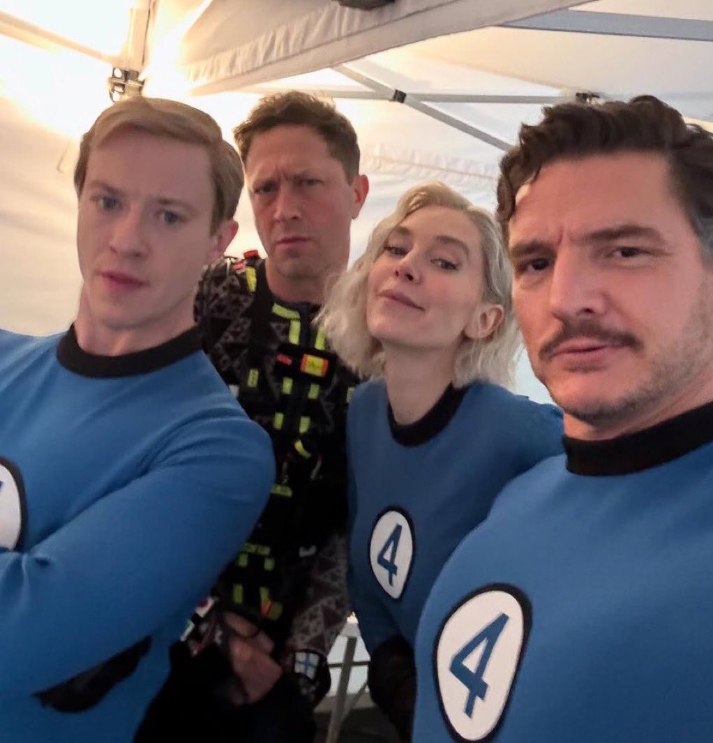 euolucasgeek's tweet image. Pedro Pascal, Vanessa Kirby, Joseph Quinn e Ebon Moss-Bachrach nos bastidores de #FantasticFour
O traje inicial e o traje atual.
