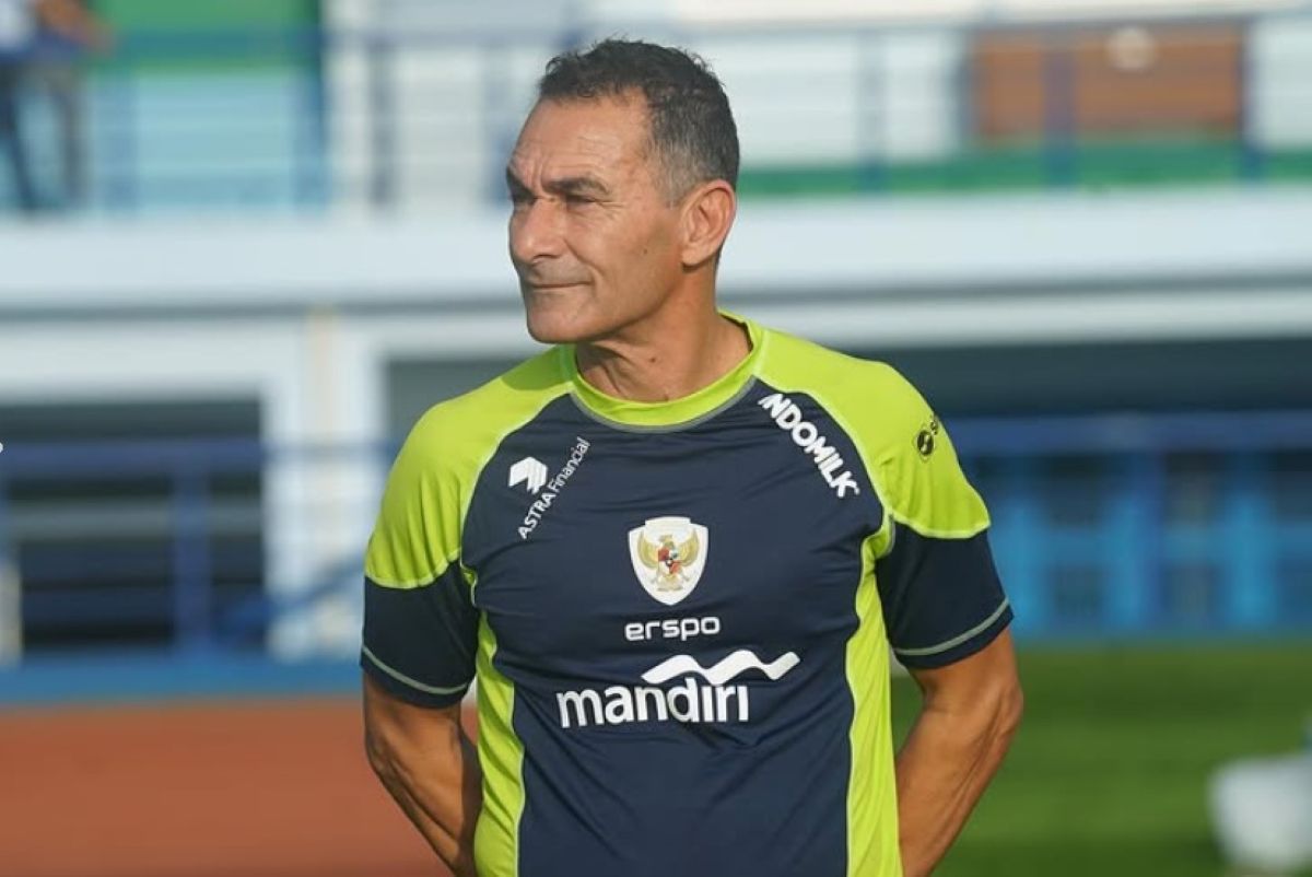 polisiskenaa's tweet photo. Tiki taka ala Vanenburg yg menekankan pada taktik oper mburi (backpass) mengantarkan indonesia ke final aepep https://t.co/s8QoNc3uSo