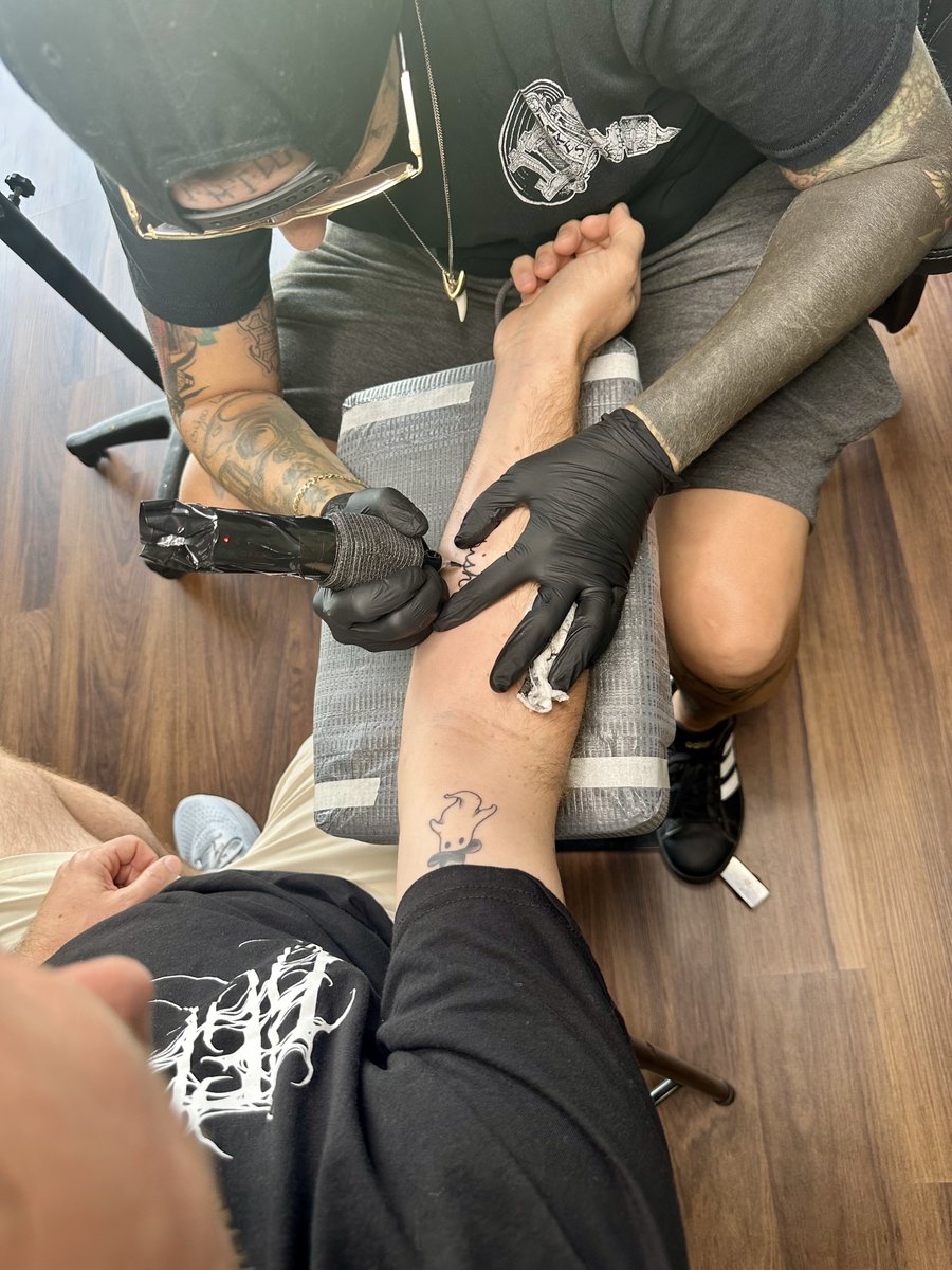 zenspaceman's tweet photo. Thank you @trishayearwood for doing your part on this perfect work of art yesterday. I did my part today and LOVE it! ❤️#TheMirror #ItsPermanent #tattoo https://t.co/YRYU53dYLG