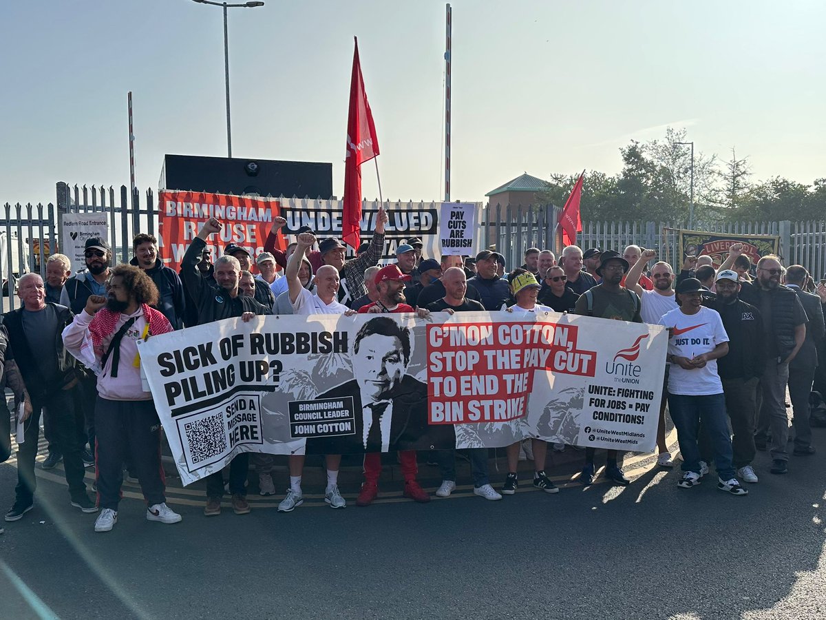 coventrytuc's tweet photo. No trucks left this morning from Coventry Labour Council-owned Tom White Waste to attempt to break the #BrumBinStrike. Pickets were also successful in Birmingham. Tom White has earned £1.3m in 3 months of strikebreaking!
#LabourIsntLabourAnymore #Megapicket2 https://t.co/mHstUPMAmS