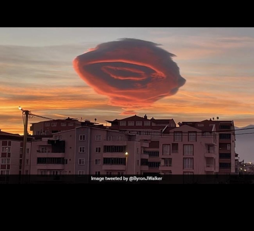 صباح مفاجئ في #بورصة  
سحابة عدسية نادرة تشبه UFO ظهرت فوق الجبال، وكأن شيئًا غريبًا سيهبط!  
لكن الأرصاد طمأنت الجميع 🚫🛸  
#أخبار_غريبة #طبيعة #تركيا #سحابة_فضائية
#يوم_الجمعة 
#مساء_الخير 
#اليمن 
#winmetawin 
#الخميس_الونيسᅠ