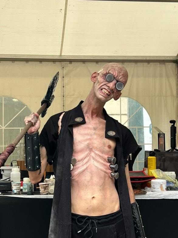 JorgeIvanArgiz's tweet image. Otro momentazo del @festivalcelsius #celsius2025 fue tener a Arturo Balseiro, ganador de un GOYA, dando vida a un Inquisidor del Metal a partir de la imaginación de @BrandSanderson. Un lujo por el que no le podemos estar más agradecidos…