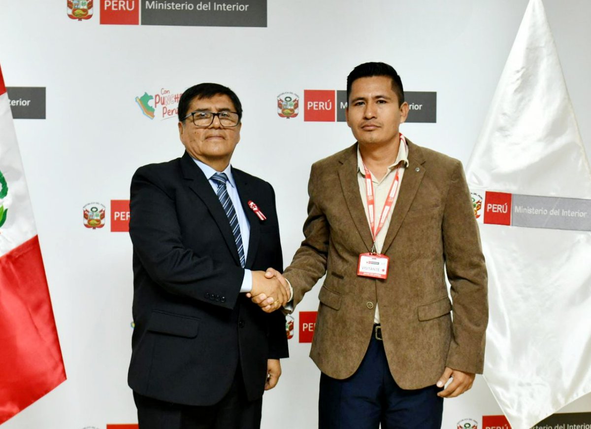 MininterPeru's tweet image. 🤝 ¡Trabajando por la seguridad de #Huánuco!
En una muestra de articulación y compromiso, el ministro Carlos Malaver se reúne con el alcalde de Santa Rosa de Alto Yanajanca, David Iparraguirre, para escuchar sus propuestas y coordinar acciones conjuntas en favor de la población.