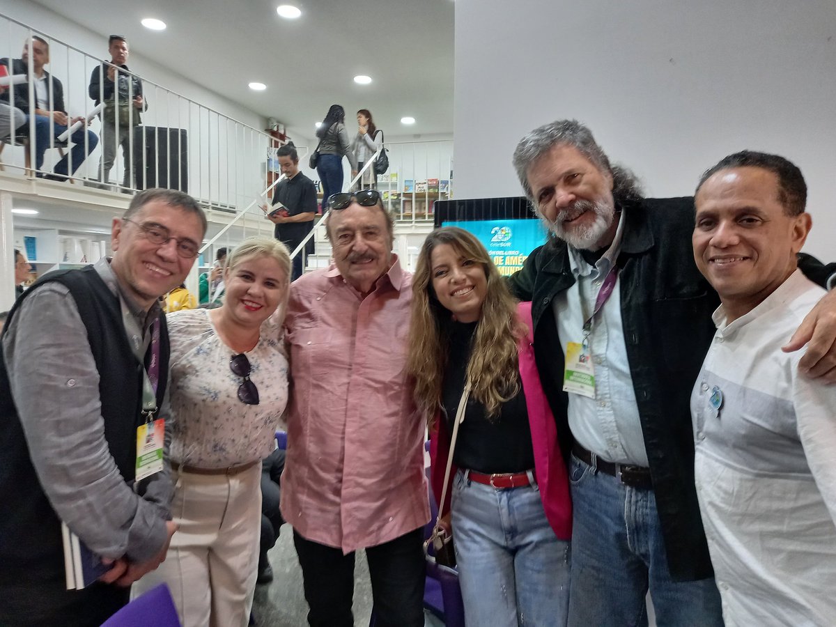 AbelPrieto11's tweet image. Antes d la presentación del libro x el 20 aniv d @teleSURtv, celebramos en la Librería del Sur el cumpleaños d la bella y brillante Sandra, musa y compañera d nuestro hermano Ramonet. En la foto, Monedero, Sandra, Ignacio, Patricia y Segura. Muchas felicidades, querida Sandra!!!