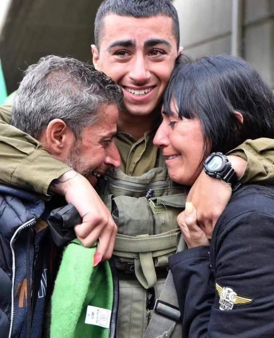 This is Yair Bukai, a lone soldier from Argentina 🇦🇷 who came all the way to Israel 🇮🇱 to serve in the IDF.

His friends from the unit funded plane tickets for his parents without telling him, and they surprised him at the end of the beret march with their presence. ❤️