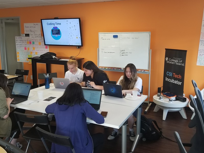 csinews's tweet image. Flashback Friday to the Girls Who Code CSI Tech Incubator in 2019.

#WeAreCSI