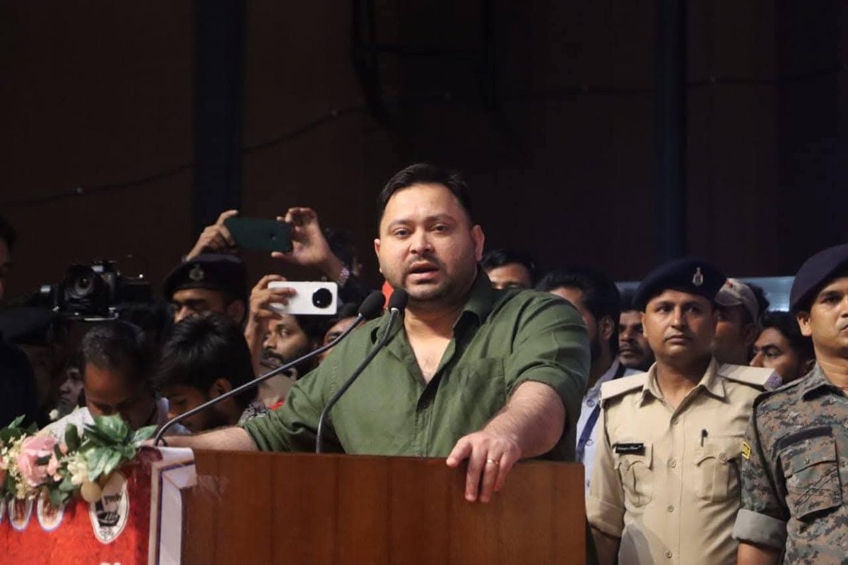 मुझे लगता है कि कल जो विधानसभा में लंपट सम्राट चौधरी बोला उसका जवाब सिर्फ और सिर्फ तेजस्वी यादव को देना चाहिए था, क्योंकि सम्राट ने तुम्हारे बाप शब्द का उपयोग किया था, वही पर पलट की तेजस्वी को ऐसा जवाब देना चाहिए था कि सम्राट का 10 पीढ़ी याद रखता।
   खैर तेजस्वी अखिलेश या लालू