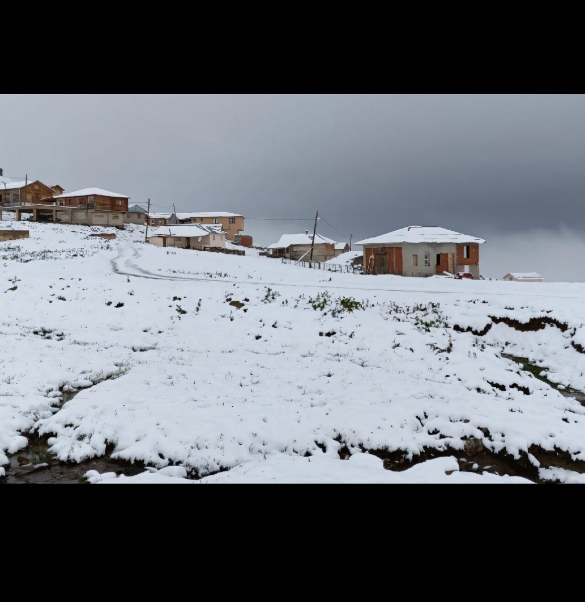 ❄️🔥 #تركيا بين extremes:  
ثلوج تكسو الجبال في ريزي بمنظر نادر يوليو، بينما #حرائق الهلاك تحرق الساحل وتعلن منطقتين كـ"كارثة"!  
مناظر الطبيعة المتناقضة تثير الدهشة والخوف.  
#أخبار_غريبة #طقس #حرائق #استثنائي
#يوم_الجمعة 
#الخميس_الونيسᅠ 
#اللهم_صل_وسلم_على_سيدنا_محمد