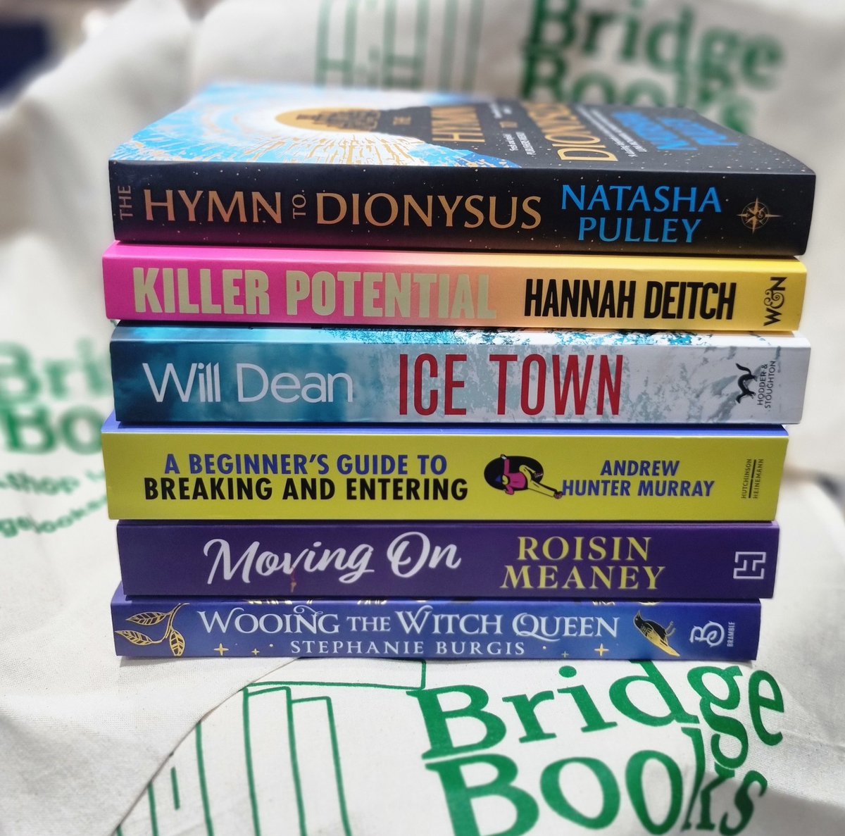 BridgeBooksDro1's tweet image. 💥 CLEAR OUT TIME 💥
Buy anything from the sale section on the website and get a FREE tote bag. Plus, if you spend over £30 on sale items, you'll get a £5 book token (while stocks last)
Yes, I’m basically bribing you to help me declutter.
bridgebooksdromore.co.uk/product-catego…
