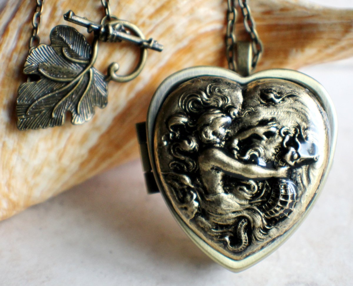 charsfavorite's tweet image. Unlock the magic of nostalgia with our Mermaid Music Box Locket in Bronze. A treasured keepsake at just $100. Cherish every note and memory. #JewelryLovers #MusicBoxTreasures
Shop Now charsfavoritethings.com/products/copy-…