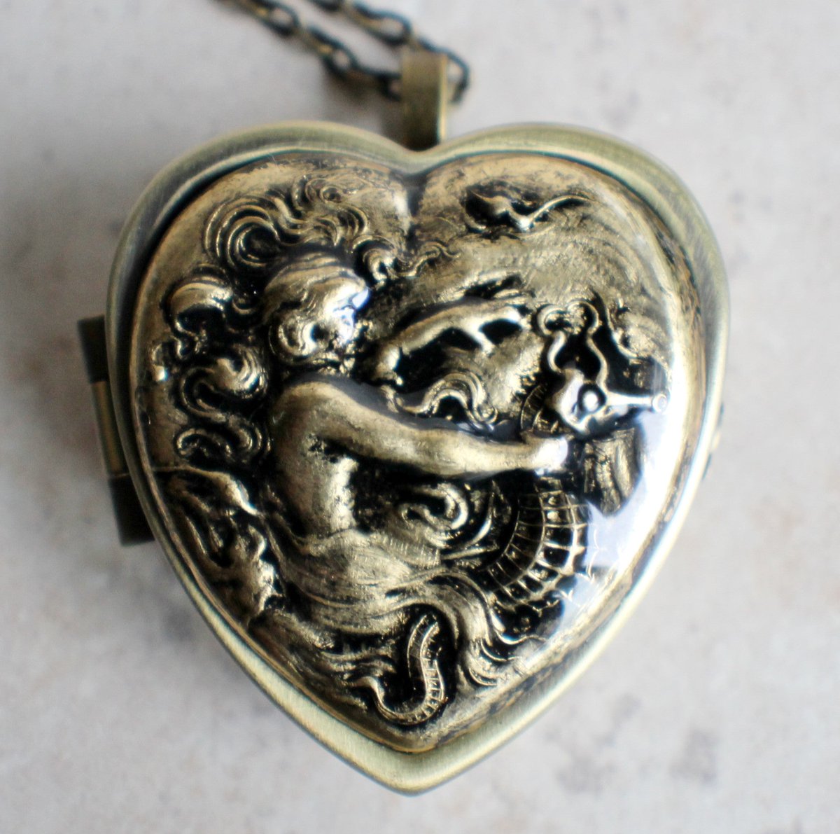 charsfavorite's tweet image. Unlock the magic of nostalgia with our Mermaid Music Box Locket in Bronze. A treasured keepsake at just $100. Cherish every note and memory. #JewelryLovers #MusicBoxTreasures
Shop Now charsfavoritethings.com/products/copy-…