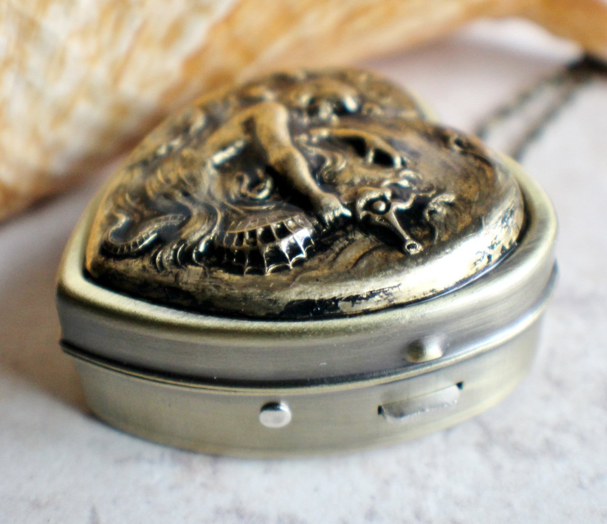 charsfavorite's tweet image. Unlock the magic of nostalgia with our Mermaid Music Box Locket in Bronze. A treasured keepsake at just $100. Cherish every note and memory. #JewelryLovers #MusicBoxTreasures
Shop Now charsfavoritethings.com/products/copy-…