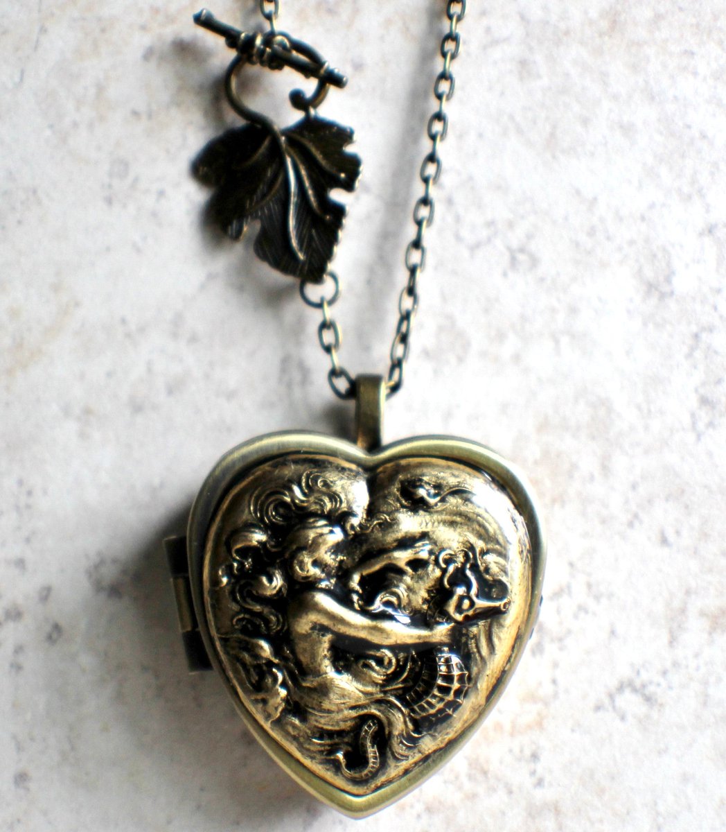 charsfavorite's tweet image. Unlock the magic of nostalgia with our Mermaid Music Box Locket in Bronze. A treasured keepsake at just $100. Cherish every note and memory. #JewelryLovers #MusicBoxTreasures
Shop Now charsfavoritethings.com/products/copy-…