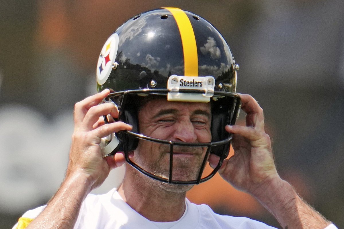 MikeGarafolo's tweet photo. For the equipment folks, Aaron Rodgers settled on another @schuttsports helmet after his previous one was banned. Of the one at #Steelers minicamp (first pic), he said, “I can’t stand the helmet.” He opened training camp with one closer in design to his old one (last two pics). https://t.co/4jbYgKwo15