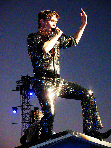 maria_fragata's tweet image. You can hear the sound of violins on every street tonight
You can see all lovers dancing round
I'll be watching
Hold up a light for me, hold up a light for me
Hold up a light for me, hold up a light for me, oh
And I'll be watching...
@takethat @OfficialMarkO