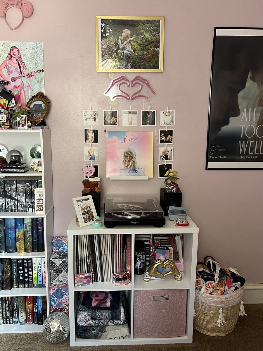 hiss_swift_hiss's tweet image. it may seem a lil much to some people, but my record player set up makes me happy!! 🥰
