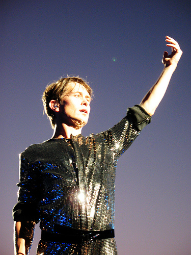 maria_fragata's tweet image. You can hear the sound of violins on every street tonight
You can see all lovers dancing round
I'll be watching
Hold up a light for me, hold up a light for me
Hold up a light for me, hold up a light for me, oh
And I'll be watching...
@takethat @OfficialMarkO