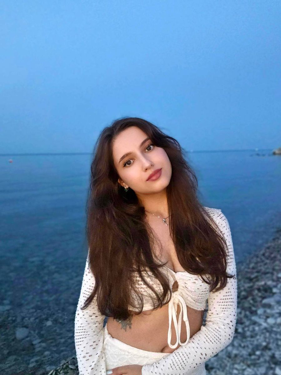 Grace1991004456's tweet image. he waves are still talking, and the stars are still awake. There is no noise at the seaside at night, only wind, waves and a little bit of worry.