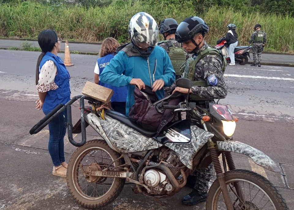 #Control | El Consejo de Gobierno de Galápagos en coordinación con la <a href="/PoliciaEcuador/">Policía Ecuador</a>, ejecutó un operativo de interdicción en el ingreso al Parque Artesanal de Santa Cruz, para  fortalecer la seguridad ciudadana y asegurar el cumplimiento de la normativa de tránsito.