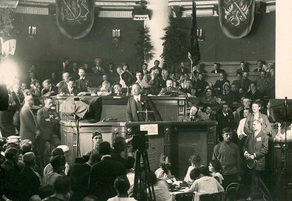 Victordl_Fuente's tweet image. En estos días de 1920 se celebrará entre Petrogrado y Moscú el II Congreso de la Internacional Comunista. Entre los asistentes estaba un leonés, de Ponferrada, Ángel Pestaña, que interrumpía así a Zinoviev en la discusión sobre el papel del Partido Comunista 👇🏼
