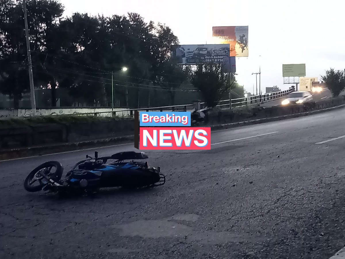HalconOnce's tweet image. BIKER termina sin vida esta mañana en el puente vehicular de paseo #Tollocan al cruce con Heriberto Enríquez en #Toluca, dirección #Cdmx.
El exceso de velocidad y falta de pericia provocaron el derrape del motociclista, conducía una moto Italika sin placas.