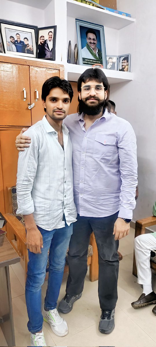 अदब के साथ सियासत का नूर देखा 
अब्बास अंसारी में खिदमत का गुरूर देखा 
आज दिल को फ़ख्र हुआ कि जनसेवा और हिम्मत की मिसाल,पूर्व विधायक अब्बास अंसारी साहब से रु-ब-रु होने का मौका मिला। 
उनकी बातों में हौसला है, अंदाज़ में ईमानदारी और सीरत में सच्चाई 
अल्लाह आपको हौसला दे हिम्मत दे