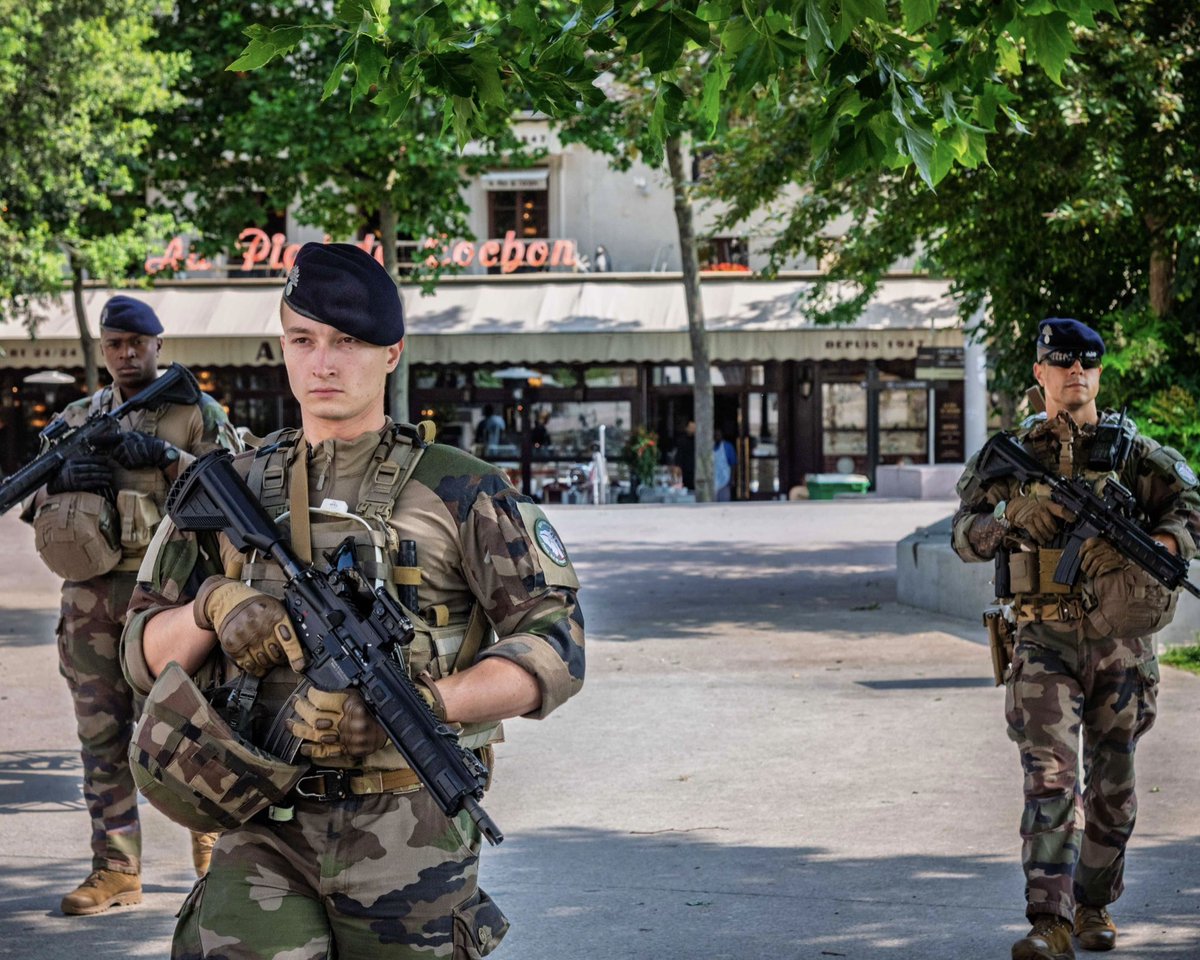 CEMAT_FR's tweet image. Alors que la majorité des français s’apprête à profiter d’une trêve estivale, l’@armeedeterre veille.
Partout en France, la mission Sentinelle et la lutte contre les feux de forêt se poursuivent.
La défense de nos concitoyens demeure notre priorité.