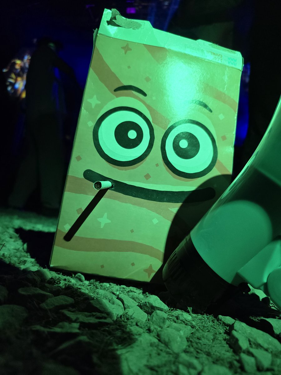 variabl3's tweet image. Look... when you guys do the "Post a picture you took. No description" thing, we're looking for weird, not beautiful.