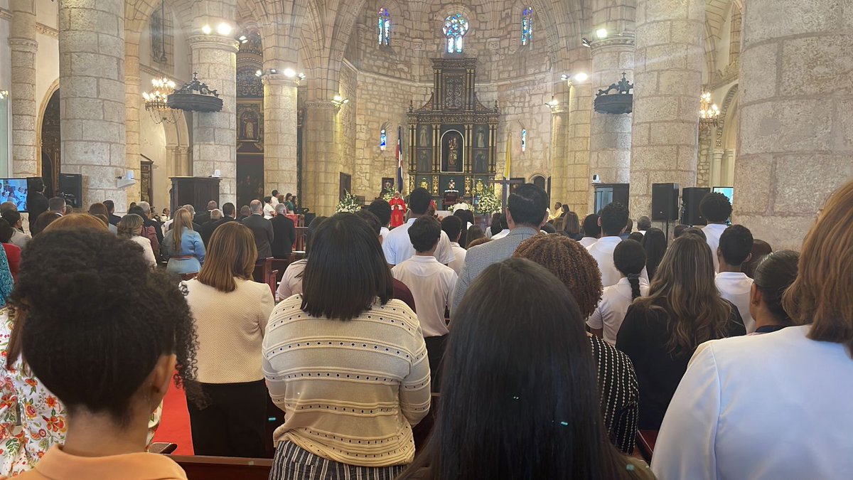 FENACERD  representada por una comisión encabezada por su presidente  señor José Díaz , presente en la Misa de acción de gracia por la celebración de los 28 aniversario de la DGII. Gracias al Director General Lic. Luis Valdés, por invitarnos a tan importante actividad.