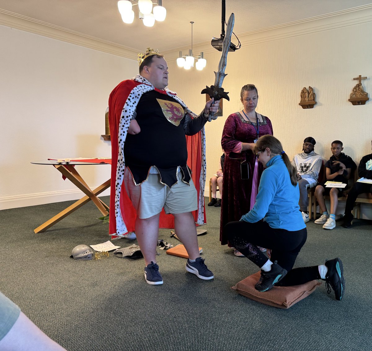 LeedsDYS's tweet image. We had a beautiful final liturgy thinking about how each of us were called to be part of this year’s camp; we looked back at our week, and all of our trainees were knighted!! 🤩🙏
@ASCHC_COLLEGE @beckets_bkcat @StWilfridsCHS
