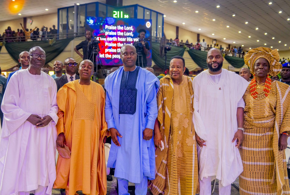 Adebo_ogund's tweet image. It was a glorious celebration of life, grace, and impact as the Founder and Presiding Pastor of Livingspring Chapel International, Pastor Femi Emmanuel, marked his 70th birthday.
I joined His Excellency, Engr. Seyi Makind, the Executive Governor of Oyo State, alongside family…