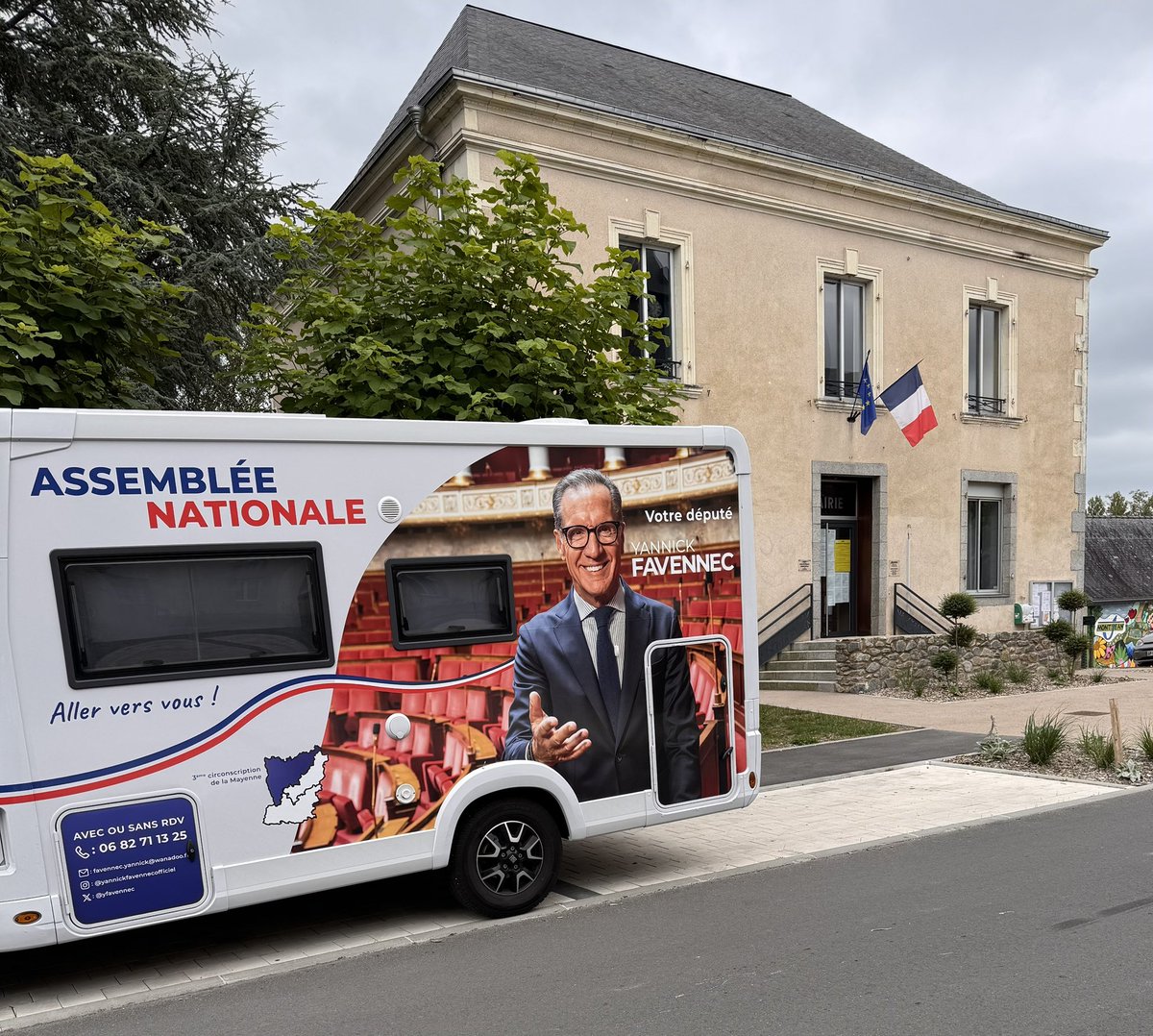 yfavennec's tweet image. Dernière permanence parlementaire mobile aujourd’hui à Montjean avant une pause estivale. 
Mais dès la rentrée, je reprendrai le chemin des 99 communes de notre circonscription pour aller toujours plus loin et être encore plus proche de vous. 
Alors à très vite… chez VOUS !