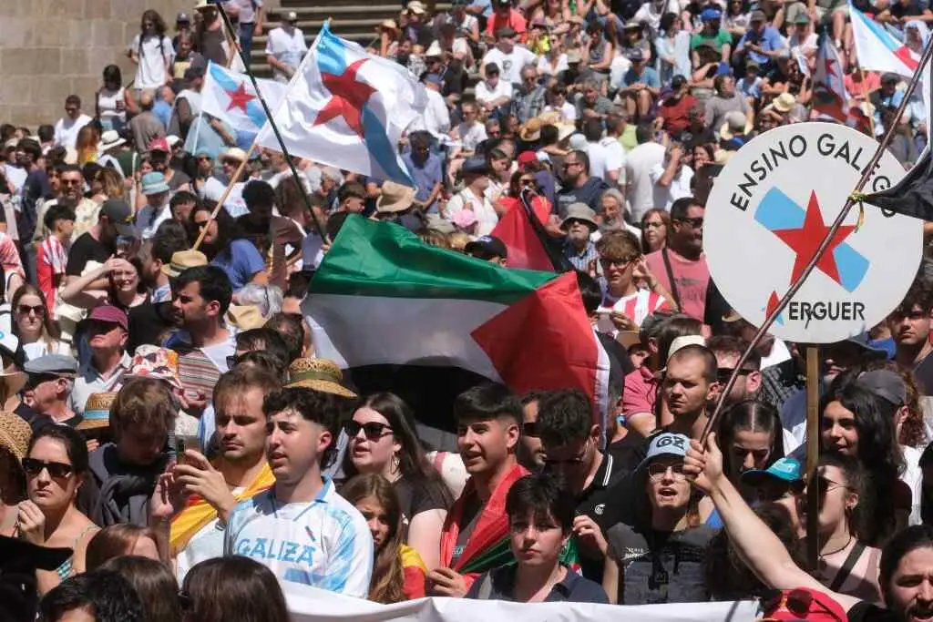 EUROLANG's tweet image. Bo Día da Patria Galega a todas/os! #ELEN2025💕
#25deXullo #GalizaSempre #diadapatriagalega @amesanl @QueremosGalego @anamirandapaz @obloque Picture Arxina @NosDiario
