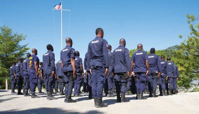 ZoomLakayAyiti's tweet photo. Yon polisye BOID mouri epi yon lòt blese vandredi 25 jiyè a Kenscoff, pandan yon atak bandi ame yo fè sou baz Téléco a.Dapre sa Sidel Mathieuny,pòtpawòl SYNAPHOA,fè konnen,de polisye yo soti nan 20yèm ak 33yèm pwomosyon an. Jiskaprezan,@pnh_officiel poko bay okenn reyaksyon.#ZLA https://t.co/IInYVkog7J