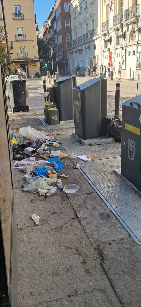 LetrasSos's tweet image. Estercolero delante del @TeatroEspanol
Qué pena que ya no esté Noelia para resolver el problema con su formación.
Esta es la gestión del @ppmadrid Basura y paguitas
@Lineamadrid @CiudadanaMartaR @cayetanaAT @seguragc @AlmeidaPP_ @cherines_pp