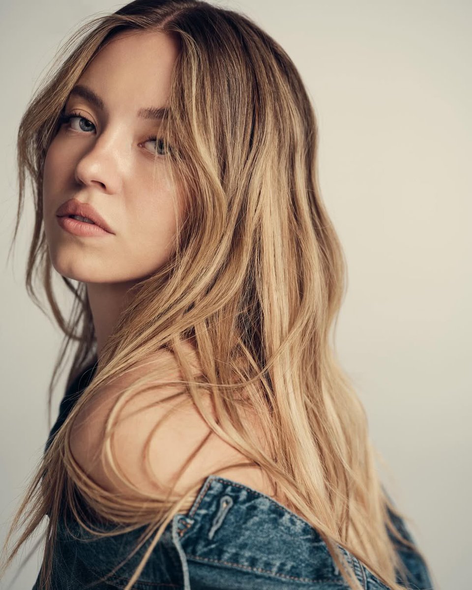 archivesyds's tweet image. sydney sweeney, the woman that you are.