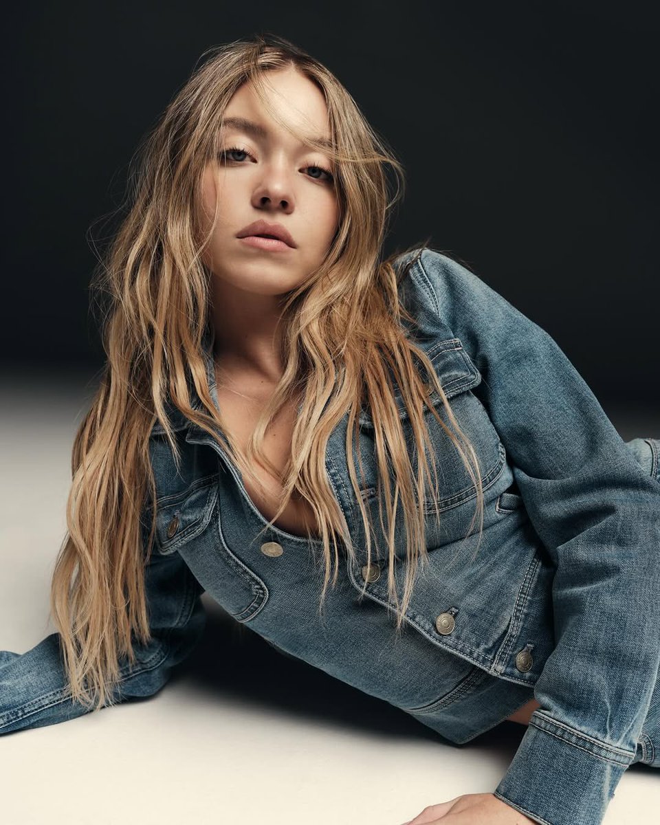archivesyds's tweet image. sydney sweeney, the woman that you are.