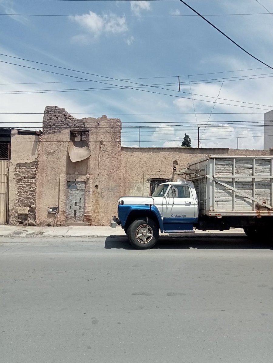 CICsal's tweet image. *AUTO ABANDONADO* Ciudadano(a) reporta Auto abandonado señala que camión abandonado con fétidos olores Frente a Casa Sellada por Salubridad. La foto exhibe una placa de madera a punto de caer sobre personas☠️ en Calle Guillermo Purcel 1063, C.P. 25000, Entre Calle General Ramón…