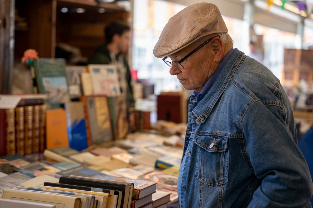 Santoni_dom's tweet image. 🛍️ Aquest cap de setmana:
– Busca aquell llibre que no trobes enlloc
– Regala’t un vinil per escoltar sota el ventilador
– Troba una postal antiga i escriu-la
📍Diumenge al matí t’hi espera tot.
#MercatDominicaldeSantAntoni #CulturaPopular #Barcelona #DiumengedeLlibres #Estiu