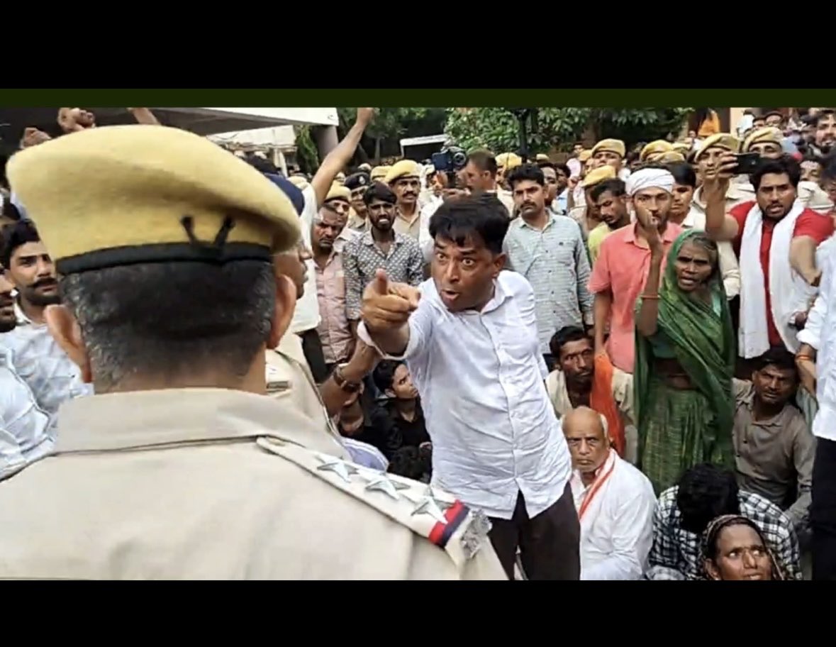 सरकार का इकबाल खत्म हो गया है,
बच्चों पर छत गिर रही है और मास्टरो पे गाज,
न्याय के लिए धरने पर बैठे परिजनों पर पुलिस द्वारा लाठीचार्ज किया जा रहा हैं ये कैसा क़ानून हैं हमारा,,
#शिक्षा_मंत्री_इस्तीफा_दो 
#नरेश_मीणा_को_रिहा_करो 
⁦<a href="/NareshMeena__/">Naresh Meena</a>