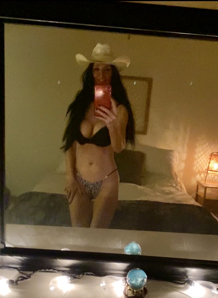 lisamorelli56's tweet image. Raven Haired Patriotic Cowgirl thanking Y’all for 18,000 followers! Yee Haww!! 💋❤️🇺🇸